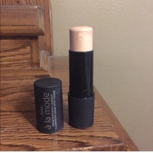 Younique cream stick highlight in Benevolent